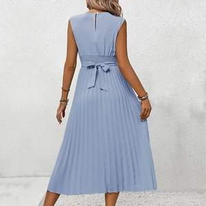 Robe plissée sans manches bleu clair avec un nœud au dos et une taille haute