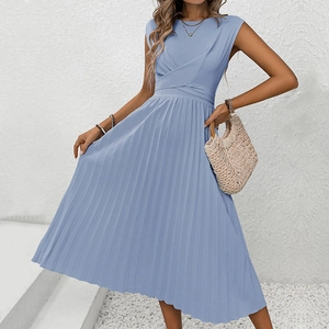 Robe sans manches bleu clair avec corsage croisé et jupe plissée mi-longue