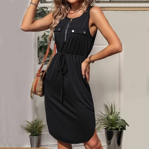 Robe moulante noire sans manches avec col zippé et cordon de serrage pour l'été