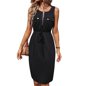 Robe noire sans manches en maille avec col zippé et taille à cordon de serrage ajustée