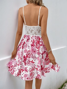 Détail de robe courte fleurie avec dos en dentelle blanche et imprimé floral rose