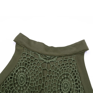 Détail du décolleté licou vert armée avec dentelle florale au crochet et tissu à texture