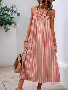 Détail de la robe longue d'été à rayures roses avec col à nœud et coupe décontractée