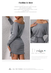 Détail de la robe moulante en tricot gris avec cordon de serrage et texture froncée