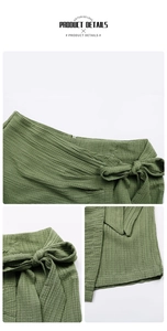 Détail de la jupe verte avec nœud latéral et texture de tissu plissé à petits carreaux