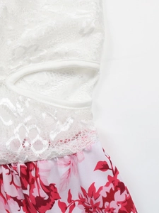 Détail de couture en dentelle blanche et imprimé floral rose sur une robe d'été légère