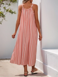 Détail d'une robe longue d'été à rayures roses et blanches avec fines bretelles ajustables