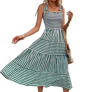 Sommerliches grün-weiß gestreiftes Trägerkleid mit Bindebändern und gestuftem Rockteil