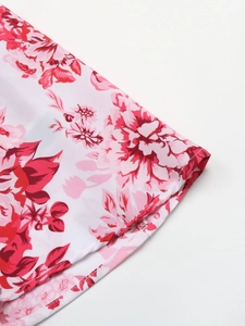 Détail du motif floral et des coutures de qualité sur une robe d'été légère à bretelles