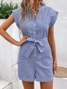 Détail du combishort à rayures bleues et blanches avec taille nouée et col boutonné