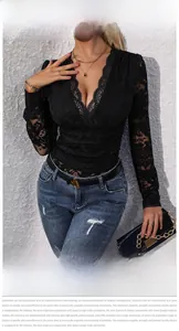 Détail d'un body en dentelle florale noire avec col en V profond et manches longues