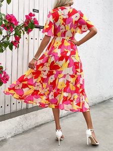 Robe longue à fleurs avec col en V et volants étagés pour femme en décor extérieur