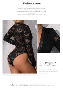 Détail du body en dentelle florale noire avec col en V profond et manches longues