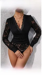 Détail de la dentelle cils et motifs floraux sur le body noir à manches longues pour femme