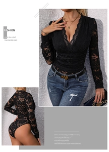 Détail d'un body en dentelle noire avec col en V et motifs floraux sophistiqués