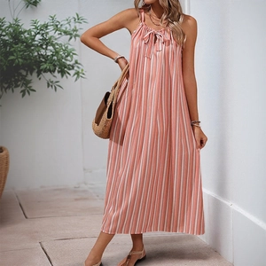 Robe longue d'été à rayures roses et blanches avec bretelles réglables et coupe ample