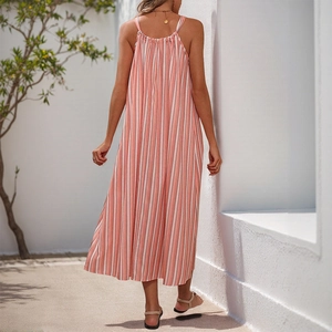 Robe longue d'été à rayures roses et blanches avec bretelles fines et coupe trapèze
