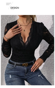 Détail de la dentelle cils délicate et décolleté en V profond sur un body noir