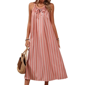 Robe longue dos nu à rayures roses et blanches avec nœud au cou et silhouette trapèze fluide