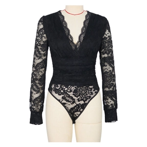 Détail d'un body sexy en dentelle noire transparente avec décolleté en V et manches longues