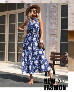 Détail de robe longue fleurie bleue avec décolleté licou et ouverture en trou de serrure