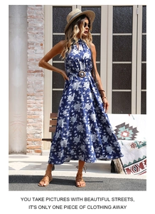 Détail de la robe longue fleurie sans manches avec ceinture à taille haute et jupe fluide