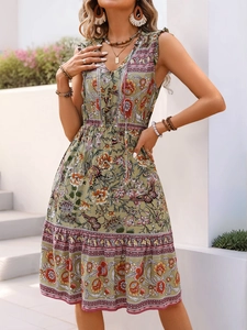 Détail de robe bohème à fleurs sans manches col V avec jupe à volants en vert morandi