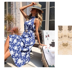 Détail d'une robe maxi fleurie dos nu avec ceinture et découpe au cou en plein air