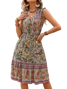 Détail de robe courte bohème sans manches avec col en V, imprimé floral et boutons sur le devant