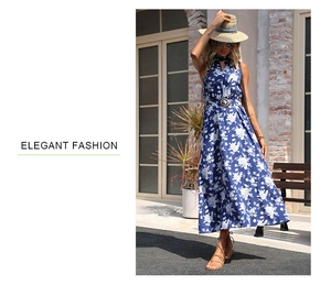 Gros plan détaillé de la robe longue fleurie bleu marine avec col licou et taille bouclée