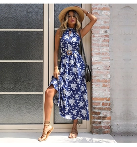 Détail d'une robe maxi fleurie dos nu avec ceinture à boucle en bois ronde