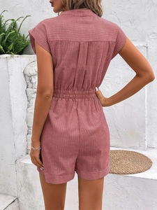 Détail d'un combishort à rayures roses avec taille élastique et col boutonné élégant
