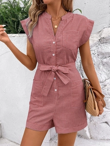 Détail d'un combishort d'été rayé avec col boutonné et ceinture nouée sur mannequin