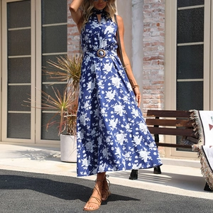 Robe longue dos nu bleu foncé avec imprimé floral blanc et ceinture pour vacances d'été