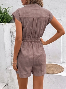 Détail du dos d'une barboteuse vintage à rayures avec taille élastique et col chemise