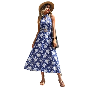 Robe longue fleurie dos nu bleu marine avec ceinture et style bohème pour l'été