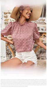 Dettaglio del top in chiffon rosa con texture a pompon e colletto con ruches