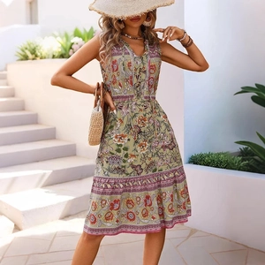 Robe d'été bohème à fleurs avec col en V et ourlet à volants sans manches en vert olive