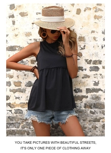 Détail du haut babydoll noir sans manches avec coutures à volants et tissu en coton gaufré