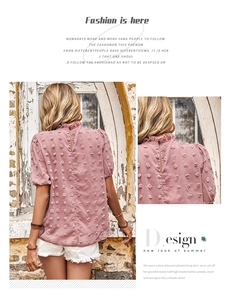 Dettaglio del top in chiffon color malva con texture a pois e colletto a volant
