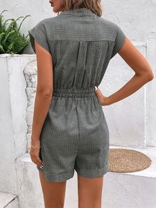 Vue arrière d'un combishort à rayures vertes et blanches avec taille élastique et ourlet