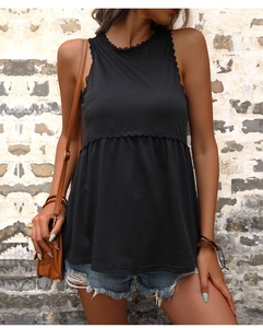 Détail du haut babydoll noir sans manches avec bordure en dentelle et ourlet plissé