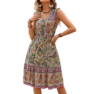 Robe midi bohème à imprimé floral avec col en V et design sans manches en vert sauge
