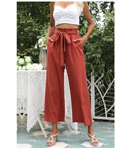 Vue détaillée de la taille haute froncée et de la ceinture noeud du pantalon large