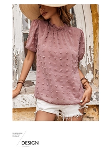 Dettaglio della camicetta in chiffon rosa antico con pois svizzeri e colletto a volant