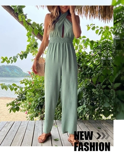 Detailansicht des salbeigrünen Neckholder-Jumpsuits mit Rückenschnürung und weitem Bein