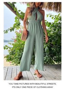 Details des salbeigrünen Neckholder-Jumpsuits mit elastischer Taille auf dem Deck