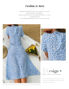 Détail de la robe d'été bleue à imprimé marguerites avec fente latérale et taille ajustée