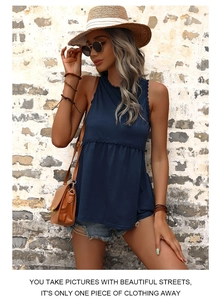 Détail d'un haut babydoll bleu marine avec bordure en dentelle et ourlet plissé