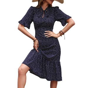 Robe d'été bleu marine à pois avec nœud au col et manches à volants pour femme